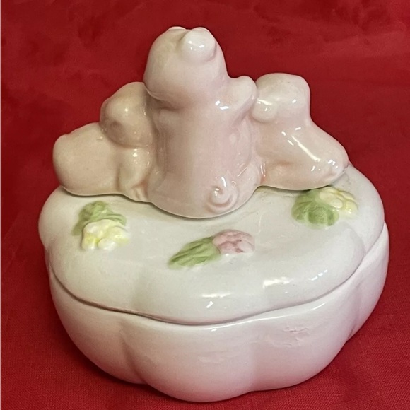 Adorable Pink Pig & Piglets Porcelain
Trinket Box - Vintage Cute! - Picture 4 of 10